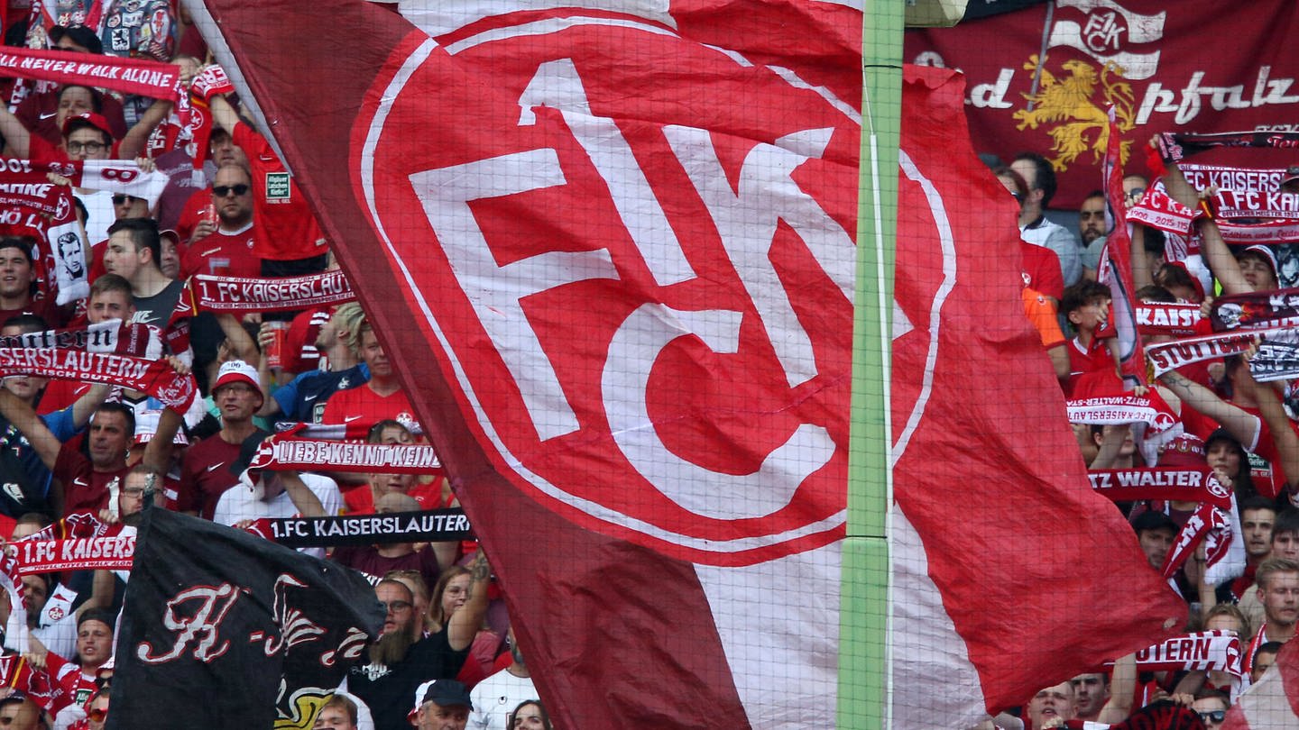 Kaiserslautern Logo auf Flagge (Foto: IMAGO, Thomas Frey)