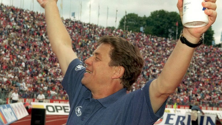 Kaiserslauterns Trainer Otto Rehhagel jubelt im Münchner Olympiastadion vor den mitgereisten Fans aus der Pfalz. (Foto: picture-alliance / Reportdienste, Picture Alliance)