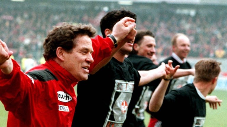 Der 1. FC Kaiserslautern wird 1998 sensationell als Aufsteiger Deutscher Meister (Foto: picture-alliance / Reportdienste, Picture Alliance)