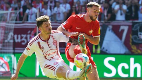 FCK-Verteidiger Boris Tomiak im Duell mit Michel Karbownik von Fortuna Düsseldorf. (Foto: IMAGO, IMAGO / Werner Schmitt)