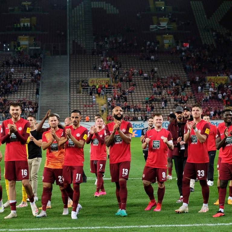 FCK Spieler bedanken sich nach dem 3:1 gegen den 1. FC Nürnberg für die Unterstützung der Fans (Foto: IMAGO, Imago/ Werner Schmitt)