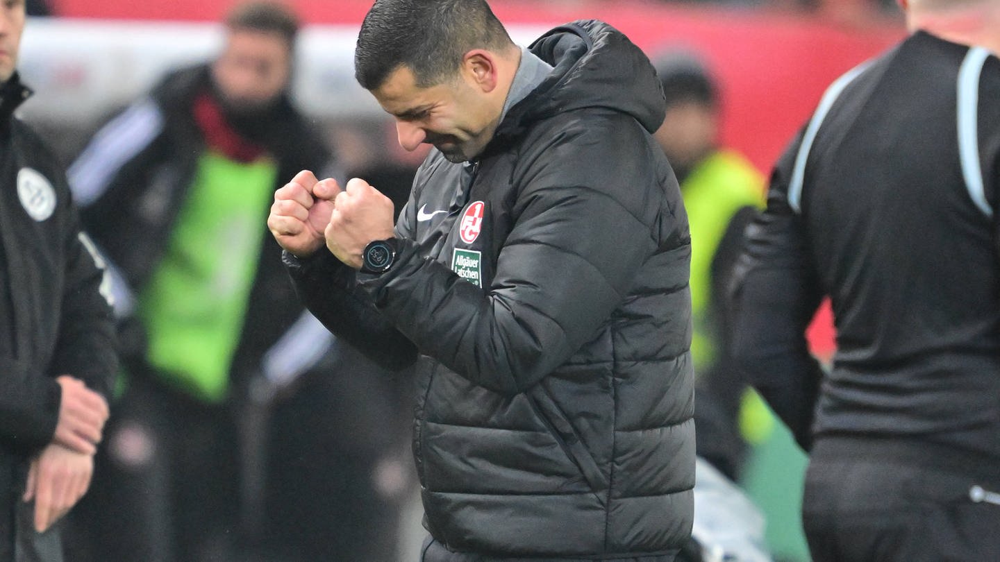 Der neue FCK-Trainer Dimitrios Grammozis hat nach dme Sieg gegen den 1. FC Nürnberg im DFB-Pokal triumphierend beide Fäuste vor der Brust geballt. (Foto: IMAGO, IMAGO/Zink)