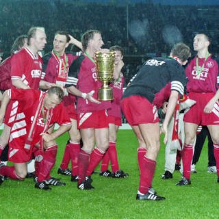 Der FCK mit Kapitän Andreas Brehme (Mitte) bejubelt den Sieg im DFB-Pokalfinale 1996 gegen den KSC (Foto: IMAGO, Uwe Kraft)