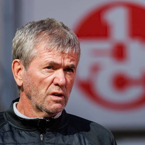 Frustriert und ratlos - FCK Coach Friedhelm Funkel nach dem 0:4 im Derby gegen den Karlsruher SC (Foto: IMAGO, Imago/ Eibner)