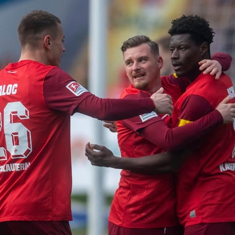 Marlon Ritter gratuliert Ragnar Ache, der den 1. FC Kaiserlslautern bei Hansa Rostock mit 1:0 in Führung geschossen hat. (Foto: IMAGO, IMAGO / Ostseephoto)