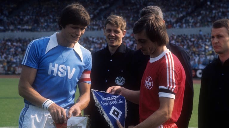 1976: Drittes Finale, dritte Niederlage. Auch gegen den HSV um Kapitän Peter Nogly (l.) Kann der von Ernst Diehl angeführte FCK nicht gewinnen. Im Waldstadion in Frankfurt unterliegen sie den Hamburgern mit 0:2. (Foto: IMAGO, IMAGO)