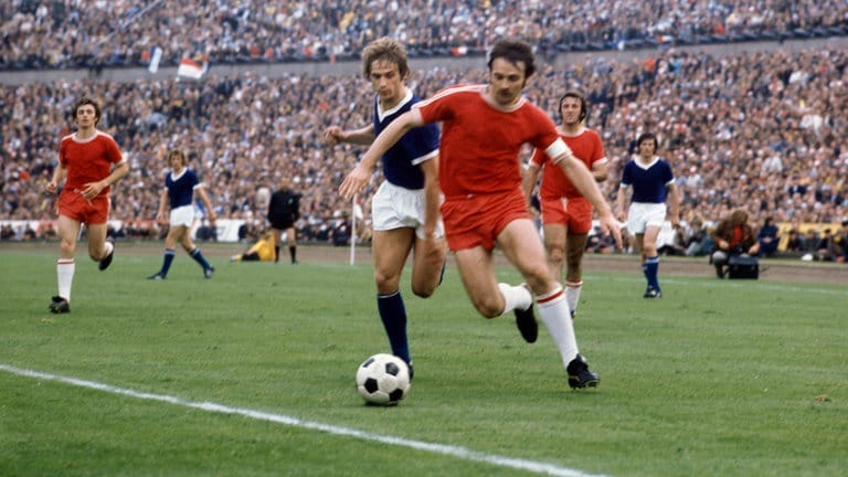 1972: Auch das zweite Finale des FCK im DFB-Pokal geht verloren. Erwin Kremers (l.) und der FC Schalke 04 verpassen Kaiserslautern im Niedersachsenstadion in Hannover eine bittere 5:0-Pleite. (Foto: IMAGO, IMAGO)