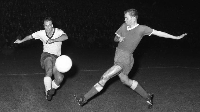 1961: Erstmals in der Vereinsgeschichte steht der 1. FC Kaiserslautern im Finale des DFB-Pokal. Am Ende verlieren Gerhard Miksa (rechts) und der FCK auf der Glückauf Kampfbahn in Gelsenkirchen aber mit 0:2 gegen Werder Bremen. (Foto: IMAGO, IMAGO)