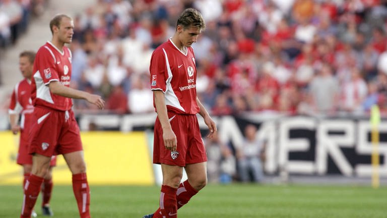 2003: Ein enttäsuchter Miroslav Klose. Sein Anschlusstreffer zum 1:3 reicht nicht. Zwei frühe Tore von Michael Ballack bringen den FC Bayern im bisher letzten Pokalfinale mit FCK-Beteiligung auf die Erfolgsspur. 