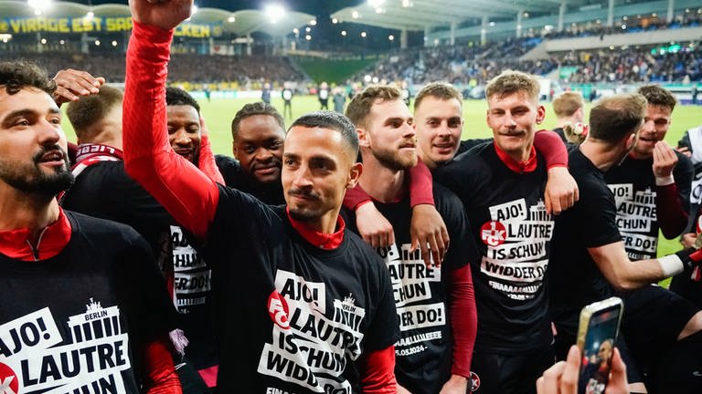 Kaiserslauterns Spieler tragen T-Shirts mit der Aufschrift "Ajo! Lautre is schun widder do!"  (Foto: picture-alliance / Reportdienste, Picture Alliance)