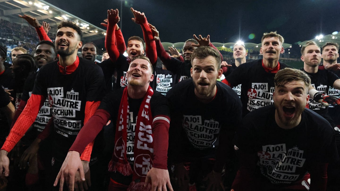 FCK-Spieler jubeln über den Pokalerfolg (Foto: IMAGO, Imago/Fußball-News-Saarland)