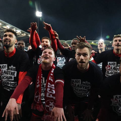 FCK-Spieler jubeln über den Pokalerfolg (Foto: IMAGO, Imago/Fußball-News-Saarland)