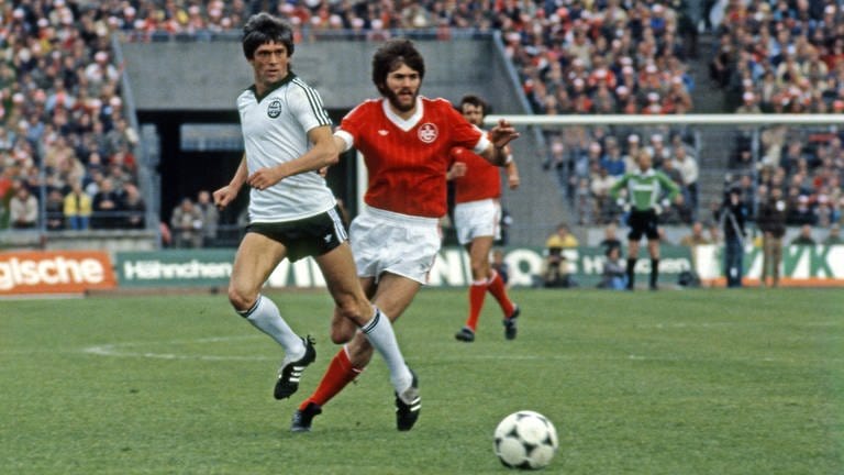 1981: Auch im vierten Anlauf geht der FCK und sein heutiger Trainer Friedhelm Funkel (r.) leer aus. Gegen Werner Lorant und Eintracht Frankfurt gibt im Stuttgarter Neckarstadion eine 1:3-Niederlage.