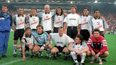 Otto Rehhagel (links) und Spieler des 1. FC Kaiserslautern vor dem letzten Spiel der Saison 19961997 gegen Meppen.   (Foto: picture-alliance / Reportdienste, Picture Alliance)