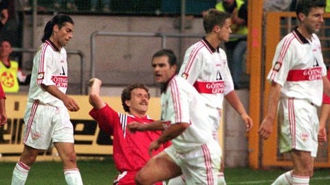 Olaf Marschall (hinten) bejubelt einen Treffer beim spektakulären 4:3 des 1. FC Kaiserslautern gegen den VfB Stuttgart in der Saison 19961997 (Foto: picture-alliance / Reportdienste, Picture Alliance)