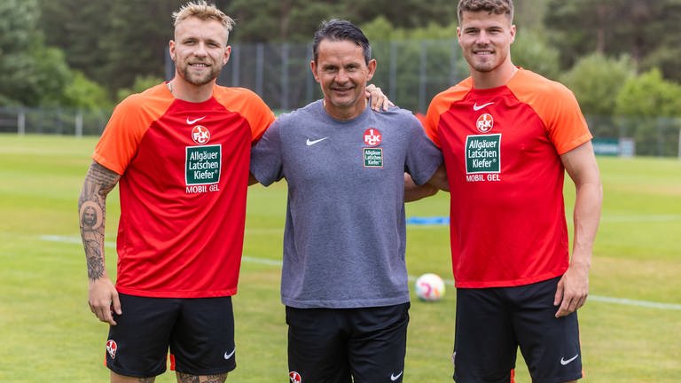 FCK-Trainer Dirk Schuster mit den Neuzugängen Tymoteusz Puchacz und Jan Elvedi .
