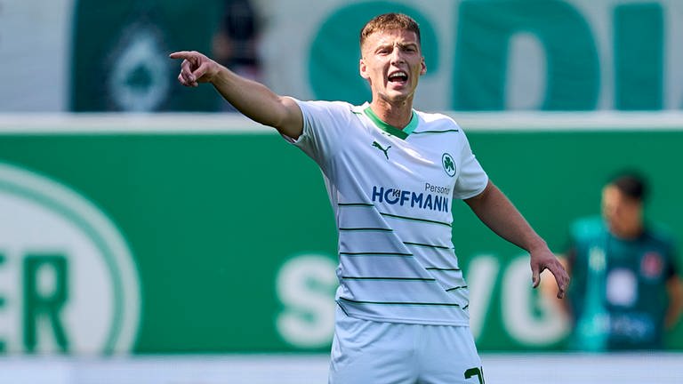 Tobias Raschl (hier dirigierend im weißen Trikot seines alten Klubs Greuther Fürth) soll dem FCK in der neuen Saison im Abstiegskmapf helfen.