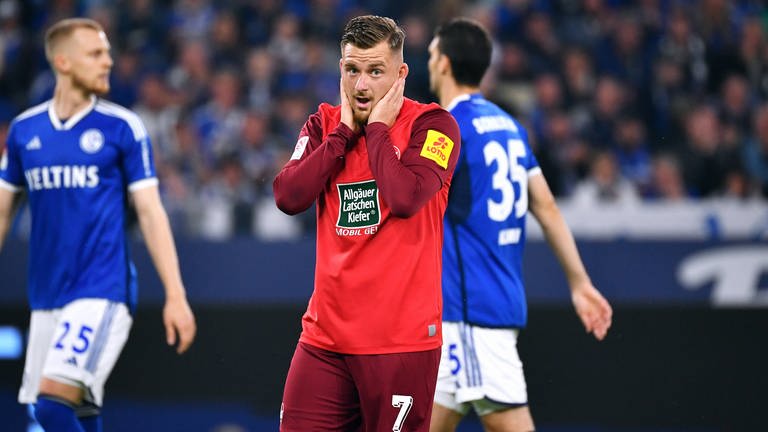 Marlon Ritter (FCK) enttäuscht nach vergebener Torchance auf Schalke.
