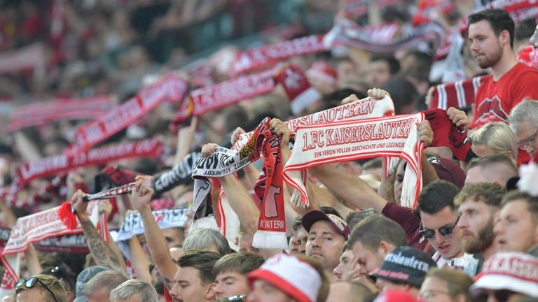 Mancher Fan des FCK träumt nach der bislang starken Saison vom Aufstieg (Foto: IMAGO, Werner Schmitt)