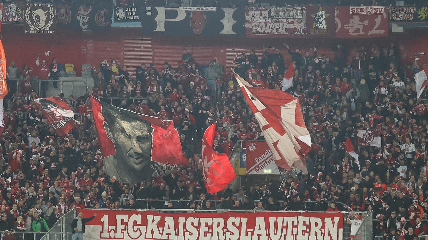 FCK-Fans beim Spiel in Düsseldorf in der Saison 2022/2023 (Foto: picture-alliance / Reportdienste, Picture Alliance)