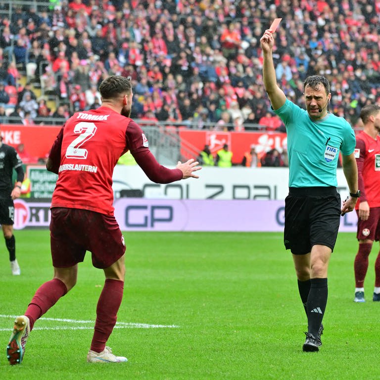 FCK-Spieler Tomiak sieht Rote Karte im Spiel gegen Greuther Fürth