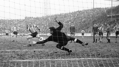 FCK Keeper Sepp Sabel pariert in der Saison 196869 einen Elfmeter des Dortmunders Wolfgang Paul (Foto: IMAGO, Imago/ Ferdi Hartung)