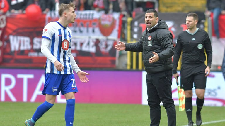 Trainer Dimitrios Grammozis vom 1. FC Kaiserslautern gegen Hertha BSC.