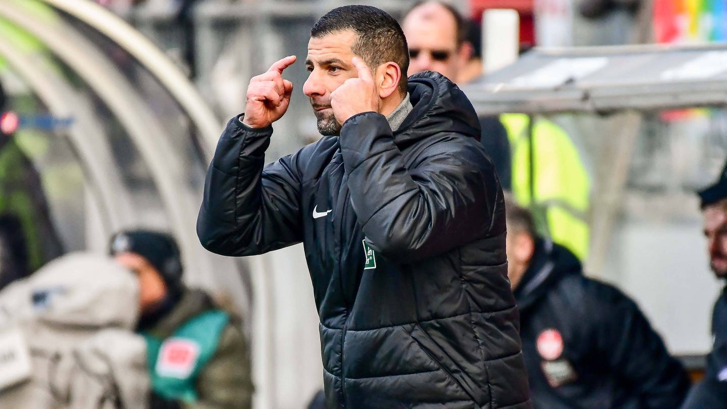 Der neue FCK-Trainer Dimitrios Grammozis ärgert sich über Gerüchte, die im Internet über ihn verbreitet werden. (Foto: IMAGO, IMAGO/Oliver Ruhnke)