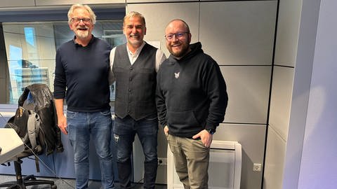 Stefan Kuntz bei seinem Besuch im SWR Studio Kaiserslautern mit den beiden Redakteuren Stefan Kersthold (li.) und Sebastian Zobel (re.). (Foto: SWR)