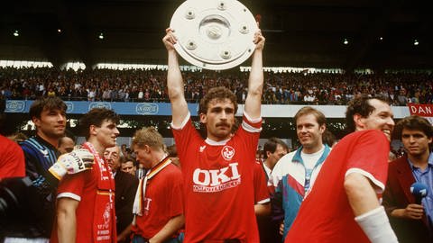 Nach dem Pokalsieg ein Jahr später die Deutsche Meisterschaft - Stefen Kuntz präsentiert 1991 die Schale (Foto: IMAGO, Imago/ Sven Simon)