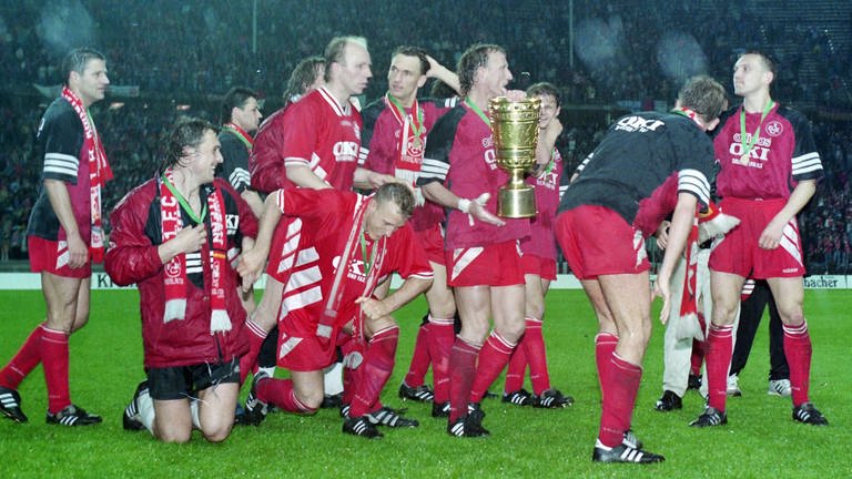 Der FCK mit Kapitän Andreas Brehme (Mitte) bejubelt den Sieg im DFB-Pokalfinale 1996 gegen den KSC