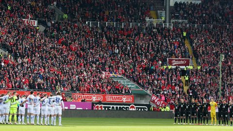 Schweigeminute für die verstorbene FCK-Legende Andreas Brehme (Foto: IMAGO, Thomas Frey)