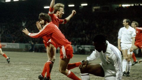 Doppeltorschütze für den FCK 1982 beim 5:0 gegen Real Madrid - Friedhelm Funkel jubelt mit dem kürzlich verstorbenen Andreas Brehme