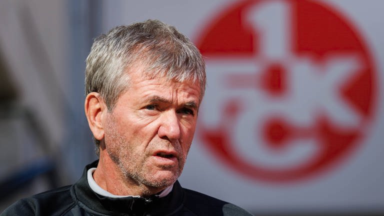 Frustriert und ratlos - FCK Coach Friedhelm Funkel nach dem 0:4 im Derby gegen den Karlsruher SC