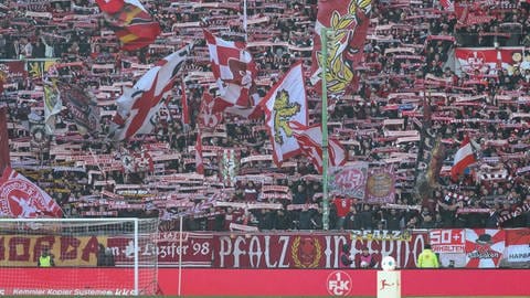 Wird wieder voll gegen den VfL Osnabrück: Die Westkurve im Kaiserslauterer Fritz Walter Stadion (Foto: IMAGO, Imago/ Jan Huebner)