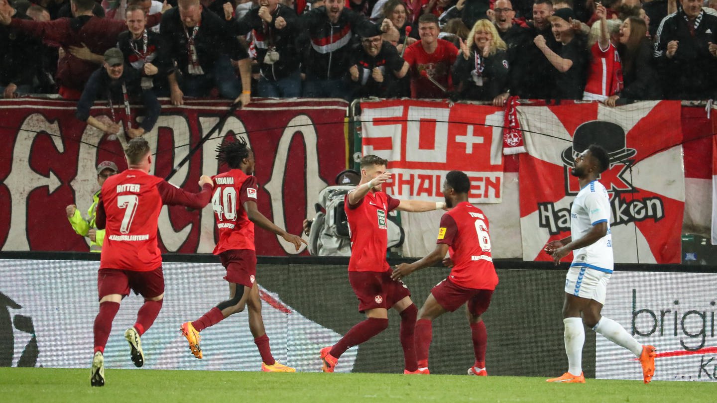 Die Spieler des 1. FC Kaiserslautern freuen sich über einen Treffer gegen Magdeburg. (Foto: IMAGO, IMAGO / Jan Huebner)