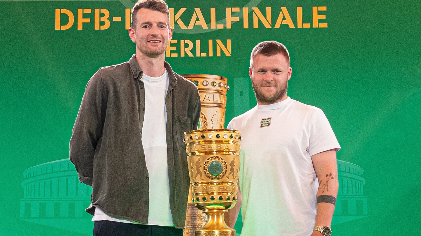Torhüter Lukas Hradecky (Bayer Leverkusen) und Jean Zimmer (Kaiserslautern) mit dem DFB Pokal (Foto: IMAGO, IMAGO / Matthias Koch)