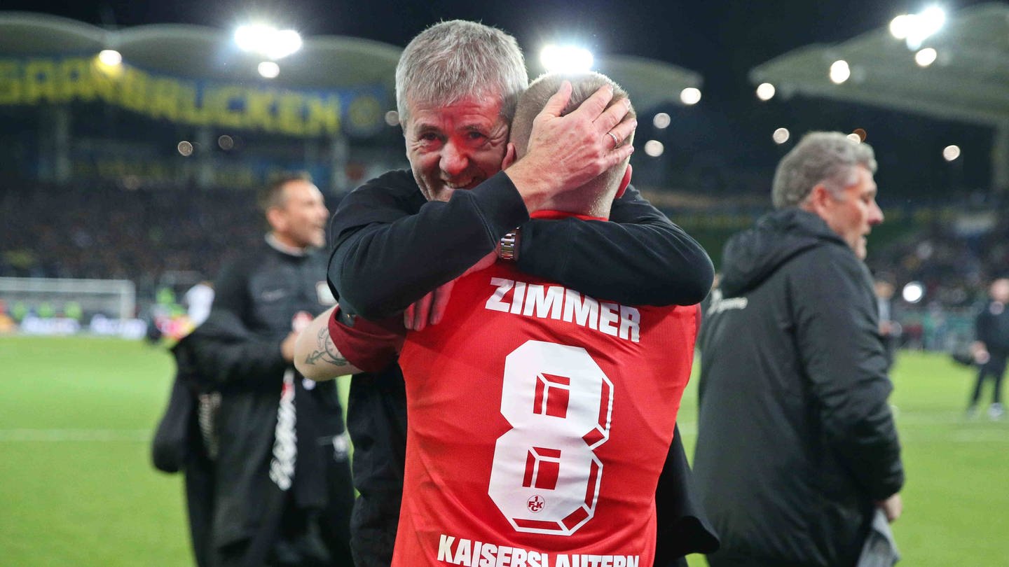 FCK-Kapitän Jean Zimmer und Trainer Friedhelm Funkel hoffen auf die Pokalüberraschung gegen Leverkusen. (Foto: IMAGO, IMAGO / Fussball-News Saarland)