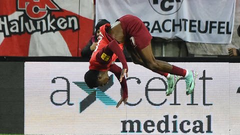 Aaron Opoku feiert seinen Treffer beim 4:1 gegen Schalke 04 mit einem perfekten Salto
