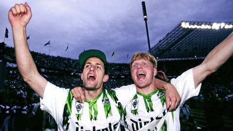 Heiko Herrlich (links) und Stefan Effenberg bejubeln Gladbachs DFB-Pokalsieg 1995.  (Foto: imago images, Imago/ Uwe Kraft)
