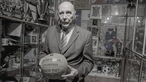 FCK-Legende und WM-Held von 1954 Horst Eckel (im Bild steht er in seinem Trophäen-Zimmer und Präsentiert den WM-Ball von 1954) ist am Freitag (03.12.2021) gestorben (Foto: imago images, imago/HJS)