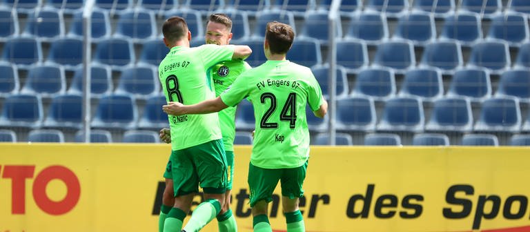 Christian Meinert feiert seinen Treffer für dem FV Engers im Rheinland-Pokal gegen den FC Karbach mit zwei seiner Mitspieler. (Foto: IMAGO, IMAGO/Eibner)