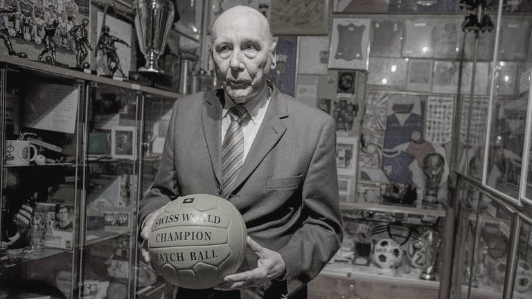 FCK-Legende und WM-Held von 1954 Horst Eckel (im Bild steht er in seinem Trophäen-Zimmer und Präsentiert den WM-Ball von 1954) ist am Freitag (03.12.2021) gestorben (Foto: IMAGO, imago/HJS)