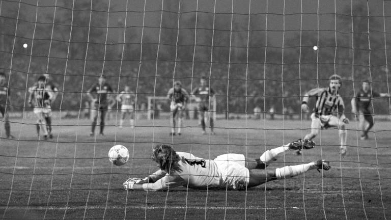 Gerald Ehrmann pariert einen Elfmeter von Fritz Walter am 25. Spieltag der Saison 198687