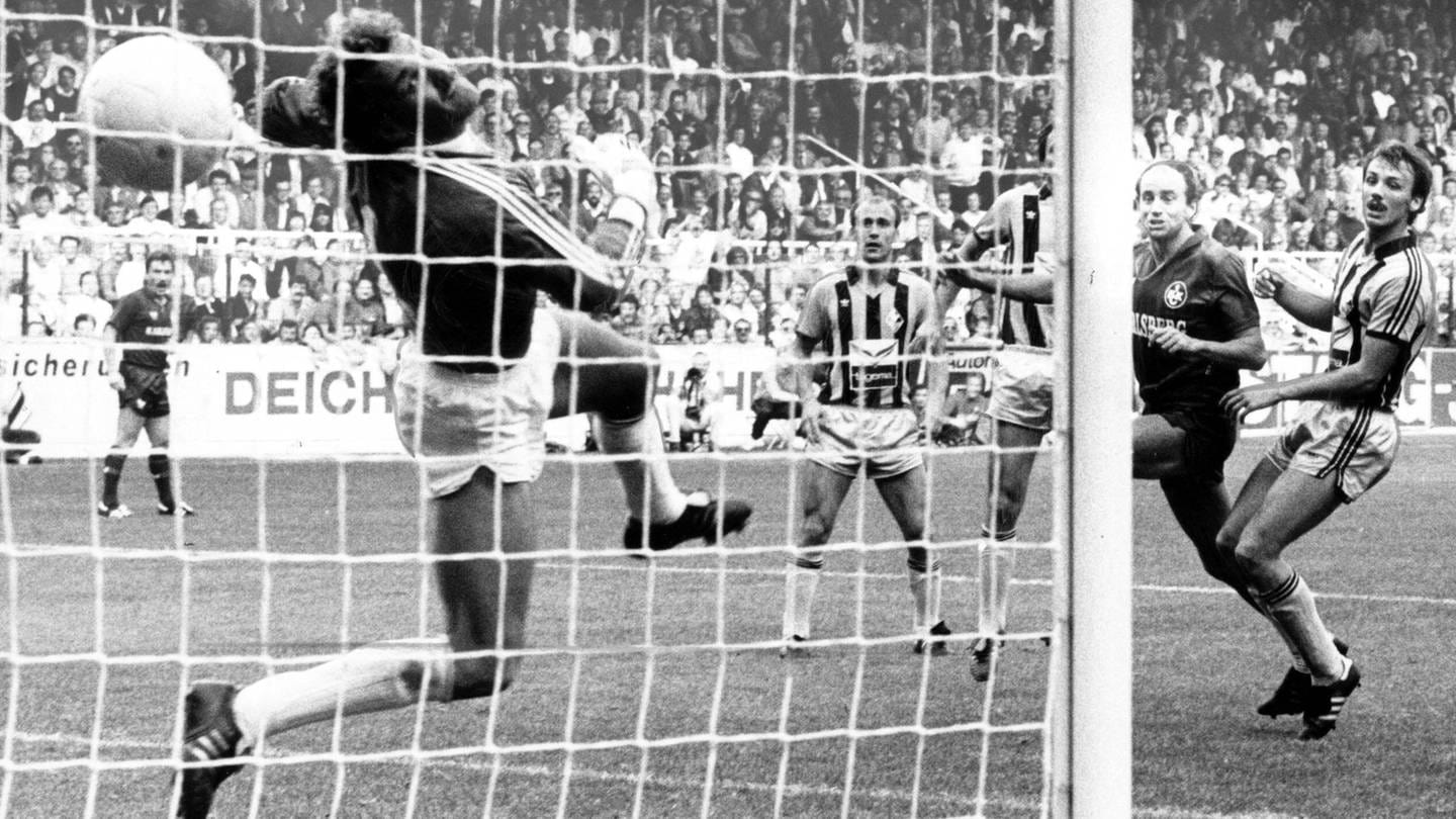 Das Tor zum 2:2 im Spiel FCK vs. SVW am 27.09.1986 (Foto: IMAGO, IMAGO / Ferdi Hartung)