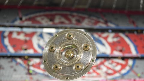 Das Ziel aller Vereine: Die Meisterschale der Fußball Bundesliga (Foto: IMAGO, Imago/Passion2Press)