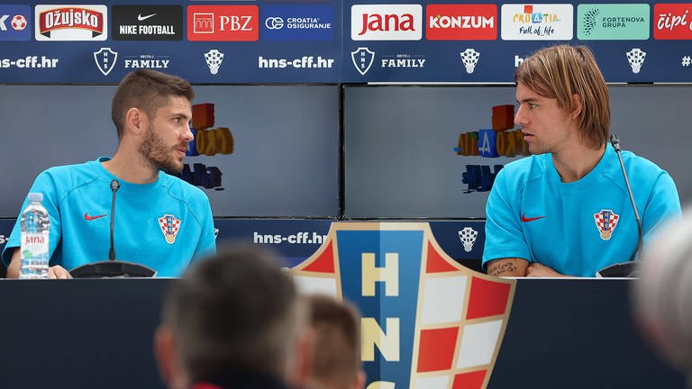 Andrej Kramarić und Borna Sosa sehen sich bei einer Pressekonferenz an (Foto: IMAGO, Pixsell)