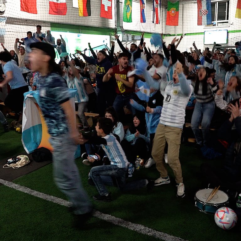 Argentinische Fans bejubeln einen Treffer bei einem Public Viewing in einer Fußballhalle (Foto: SWR)