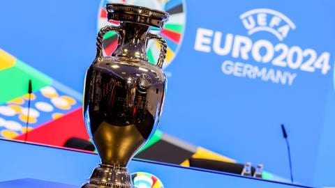 Henri-Delaunay-Pokal, im Hintergrund Logo UEFA EURO2024 Germany (Foto: IMAGO, IMAGO / HMB-Media)