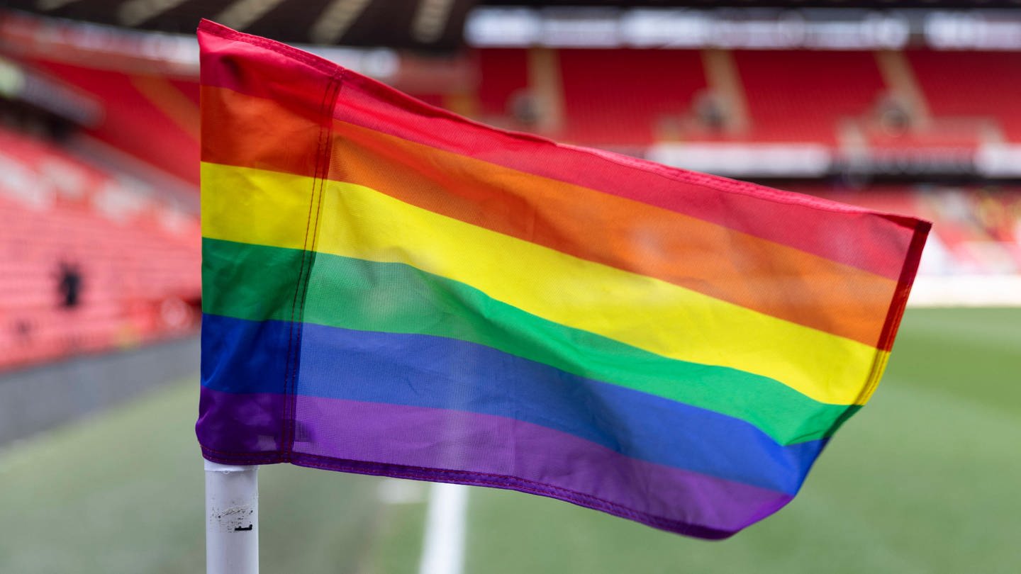 Eine Eckfahne in einem Fußballstadion in Regenbogen-Optik. (Foto: IMAGO, IMAGO / Focus Images)